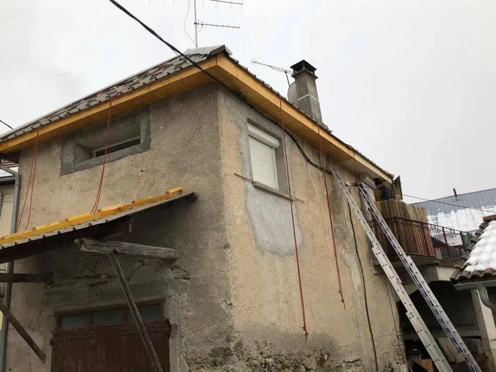 Travaux de couverture et sur accès difficiles dans les Hautes-Alpes avec Cordalpes