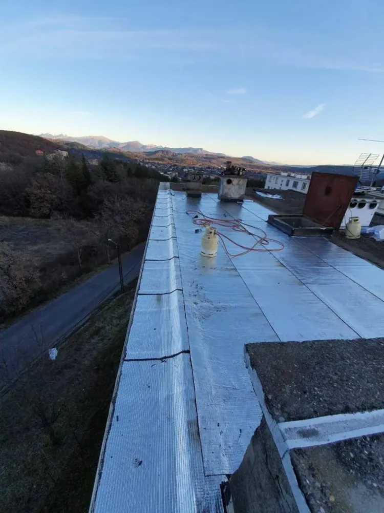 Travaux de couverture et sur accès difficiles dans les Hautes-Alpes avec Cordalpes
