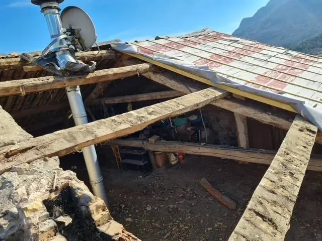 Travaux de couverture et sur accès difficiles dans les Hautes-Alpes avec Cordalpes