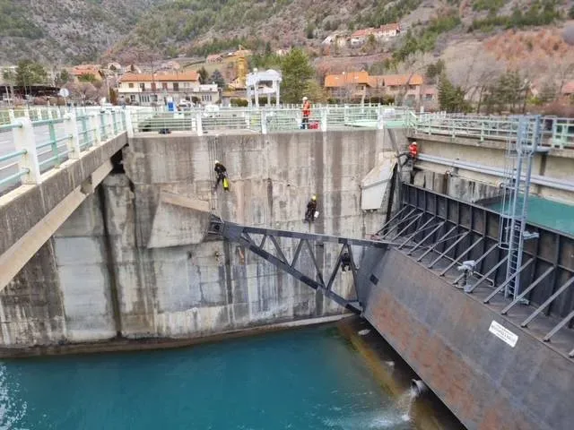 Travaux de couverture et sur accès difficiles dans les Hautes-Alpes avec Cordalpes